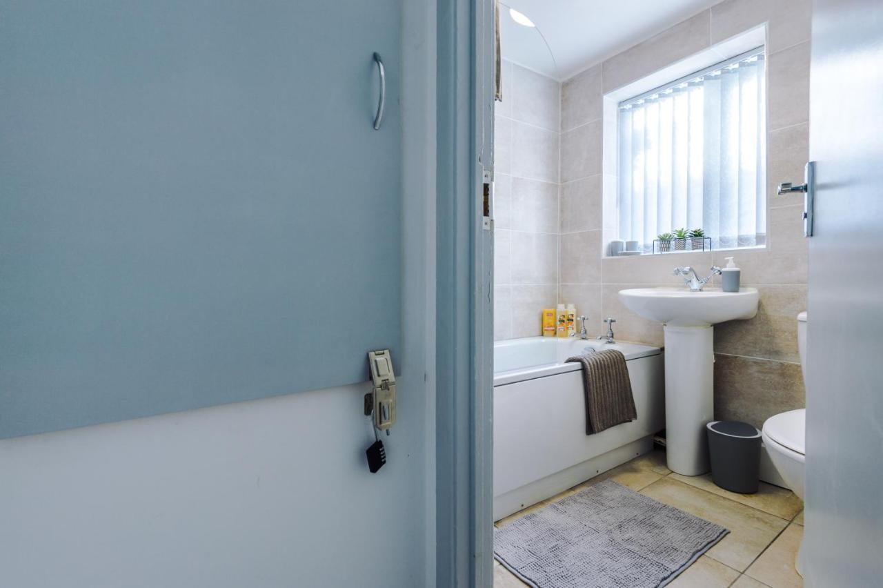 Snug Anfield House, Entire With Free Wifi & Netflix Holiday home Liverpool