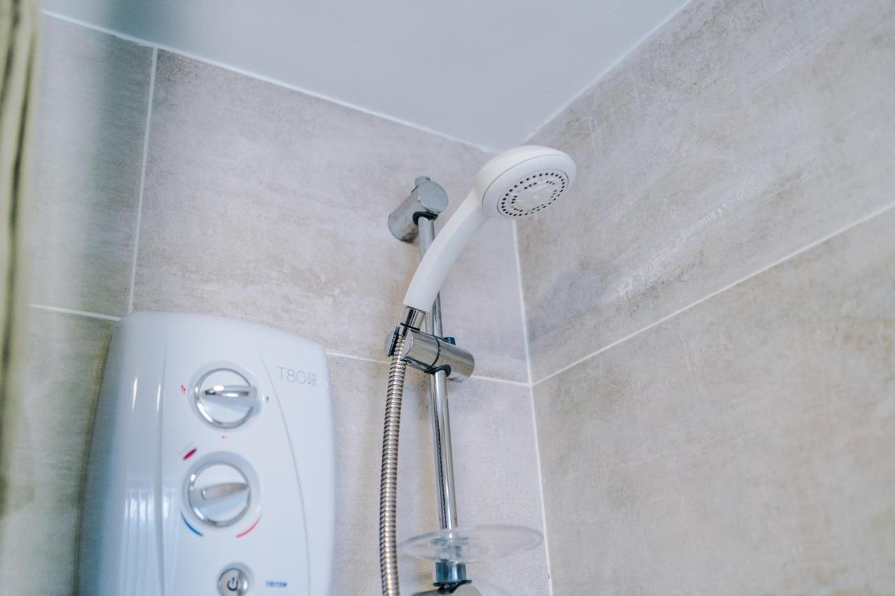 Snug Anfield House, Entire With Free Wifi & Netflix Holiday home *