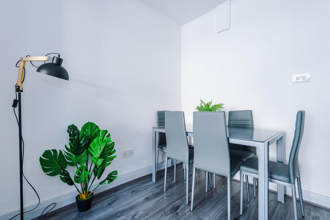 Snug Anfield House, Entire With Free Wifi & Netflix Holiday home *