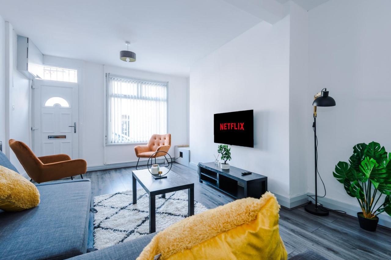 Snug Anfield House, Entire With Free Wifi & Netflix Holiday home *